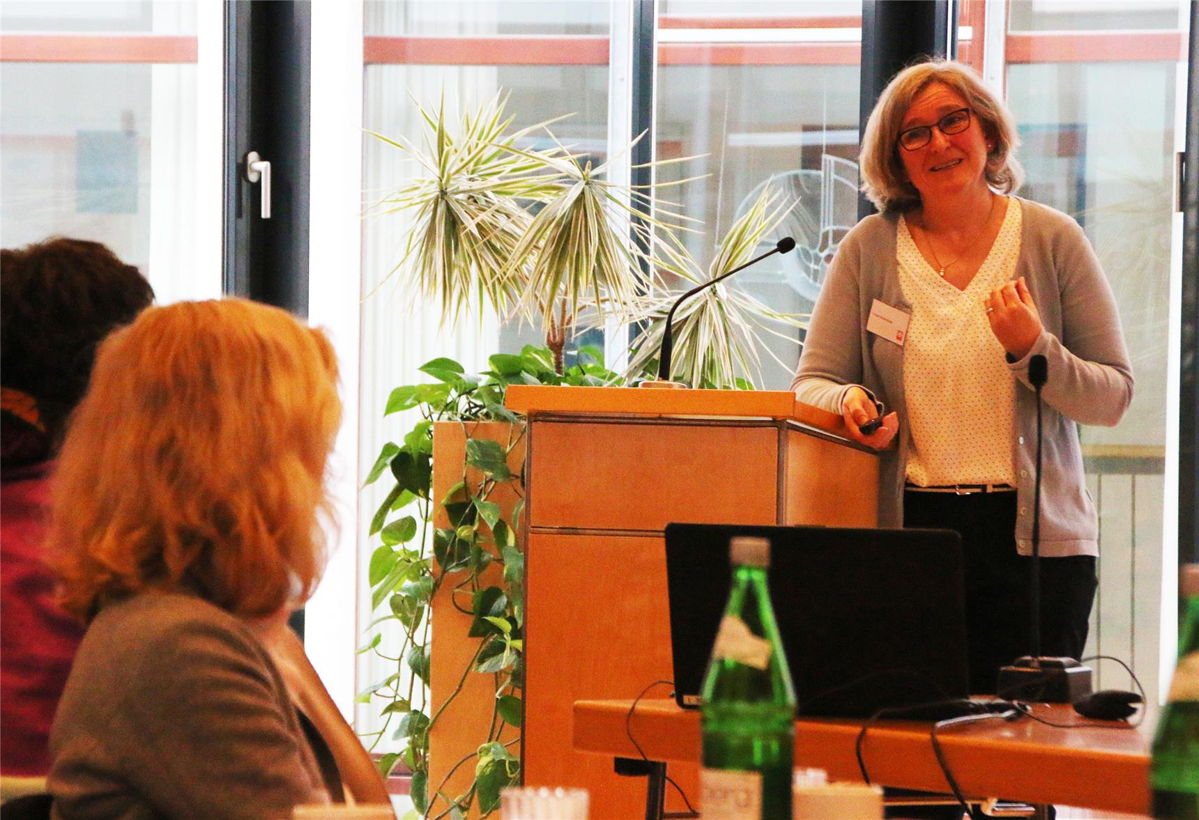 Das Foto zeigt eine Frau an einem Rednerpult.