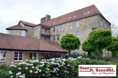 Das Foto zeigt ein großes Gebäude aus Sandstein.