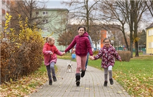 028-2020 Corona-Jugendhilfe Das Foto zeigt drei fröhliche Kinder, die auf die Kamera zulaufen