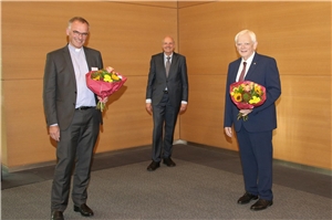 097-2020_Delegiertenversammlung Dr. Christian Schmitt, Heinz-Josef Kessmann und Josef Leenders stehen beisammen. Schmitt und Leenders haben Blumen in den Händen.