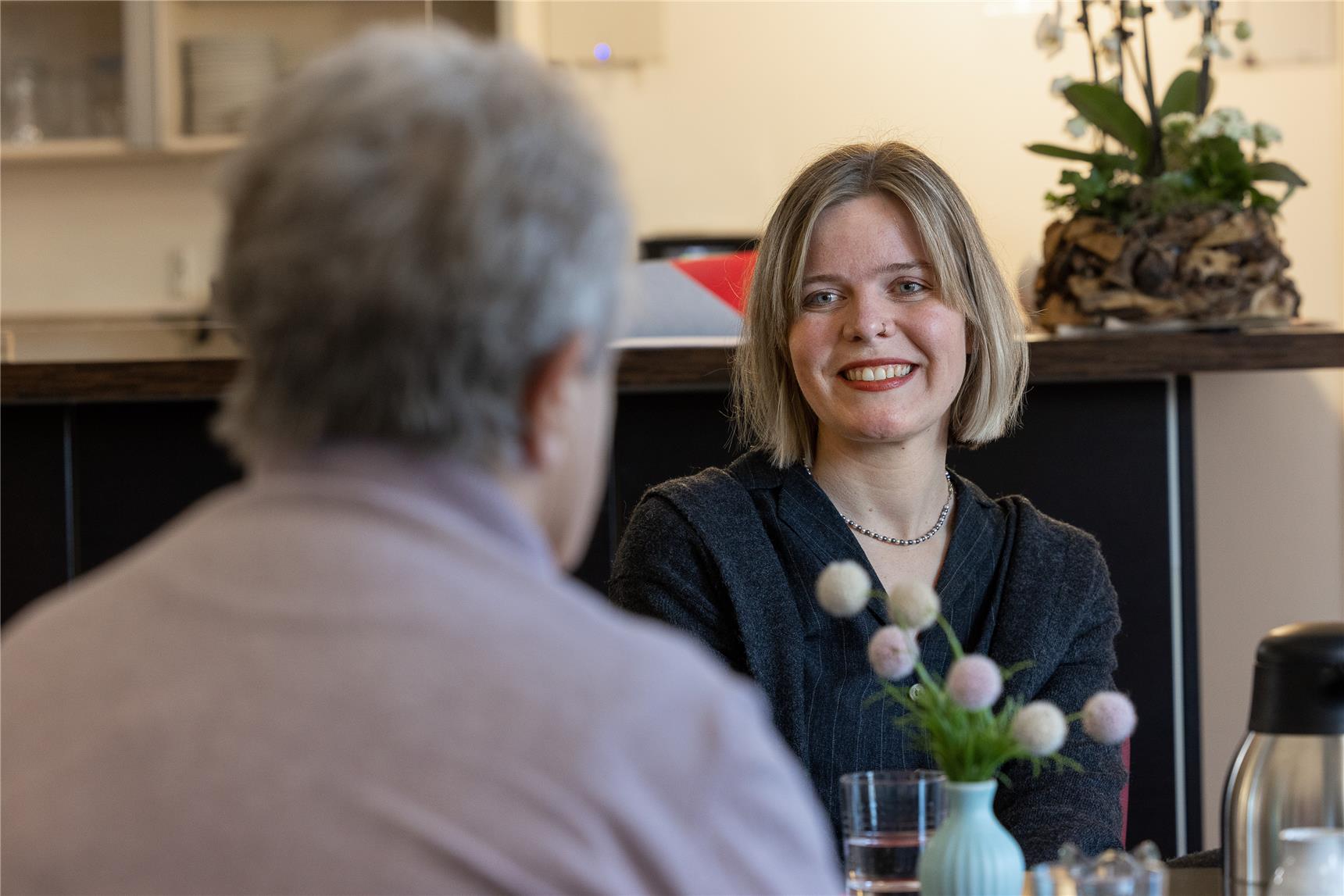 Eine Rentnerin im Gespräch mit einer Altenberaterin im Mutter Teresa Haus in Dinslaken.