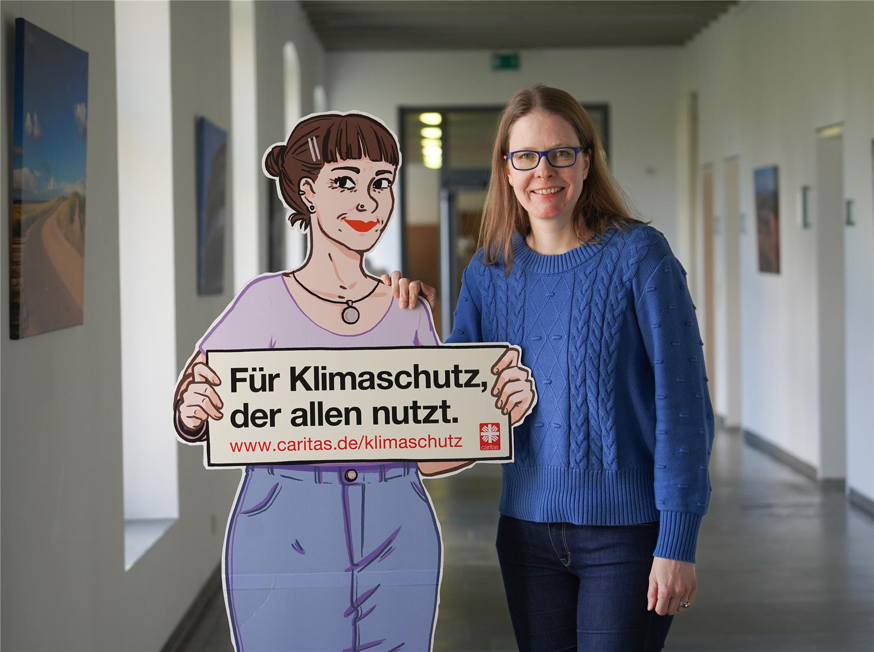 Pia Stapel, Direktorin der Caritas im Bistum Münster, mit der Kampagnen-Figur Jenny.