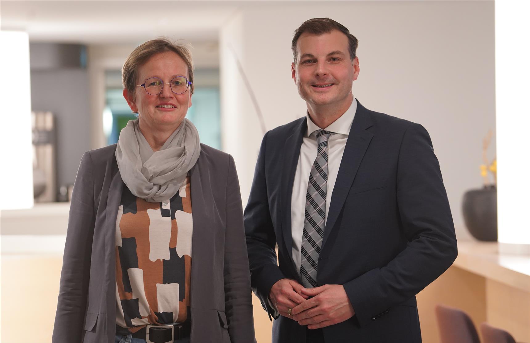 Claudia Soggeberg, Vorständin des Caritasverbands für das Dekanat Bocholt, und Diözesancaritasdirektor Dominique Hopfenzitz.