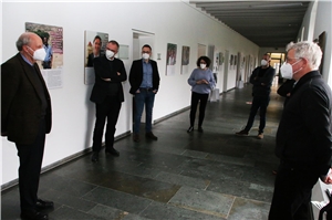 014-2022 Ausstellung Ci Das Foto zeigt eine Gruppe von Menschen in einem langen FLUR: