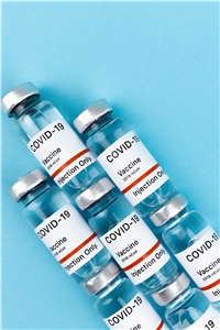 018-2022 F&A Impfpflicht Das Foto zeigt hochformatig mehrere Ampullen mit Impfstoff.