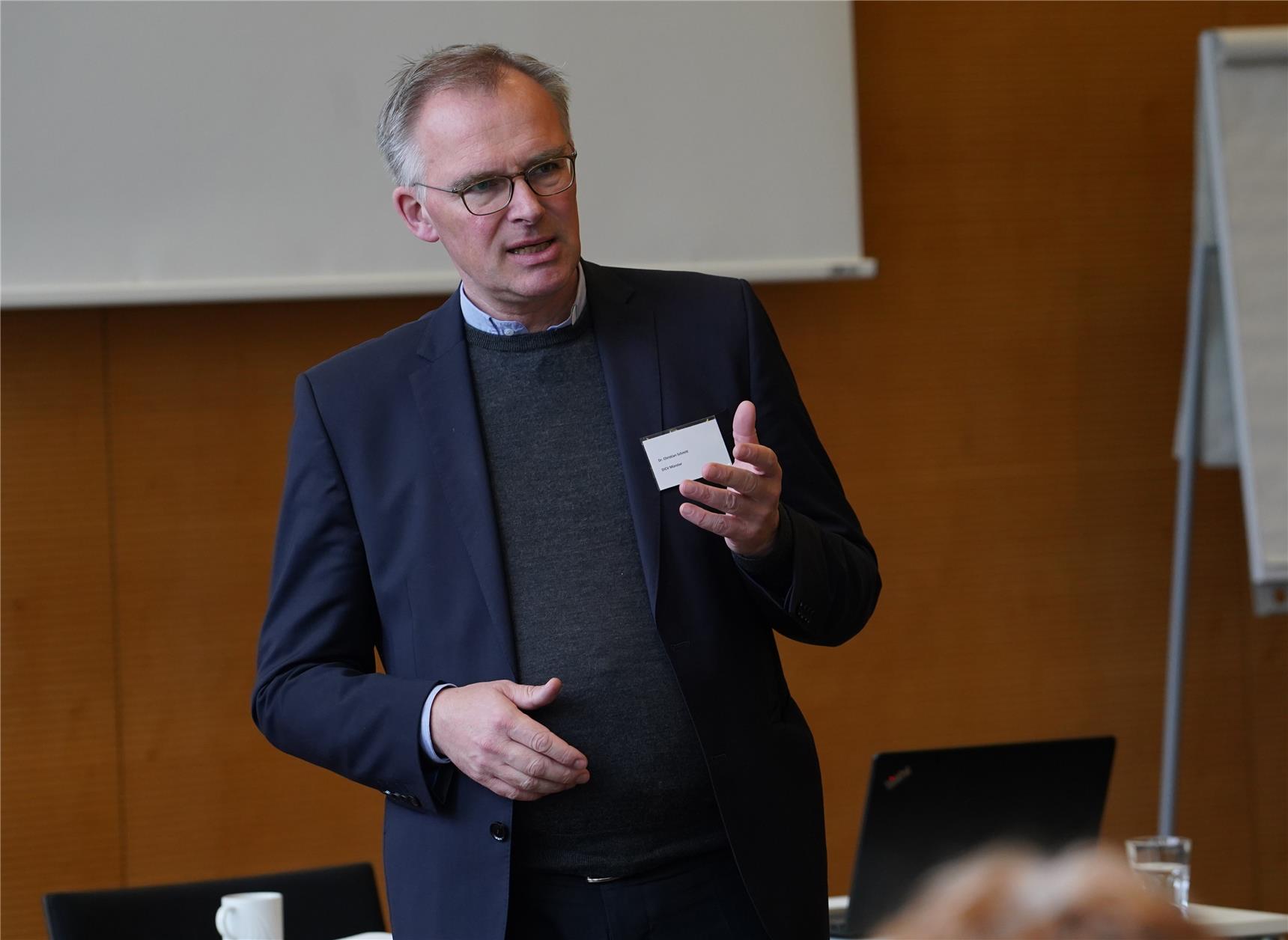 Dr. Christian Schmitt, Vorstand der Caritas im Bistum Münster, bei der Abschlussveranstaltung des Projekts „Werte pflegen“. 