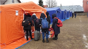 024-2022 Iasi-Aktion Das Foto zeigt eine Gruppe von Flüchtlingen vor Zelten.