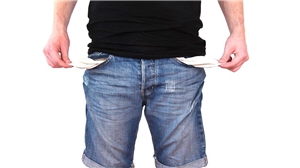 039-2021 Schuldenfalle Das Foto zeigt den Ausschnitt eines Menschen, der seine leeren Hosentaschen nach außen stülpt.