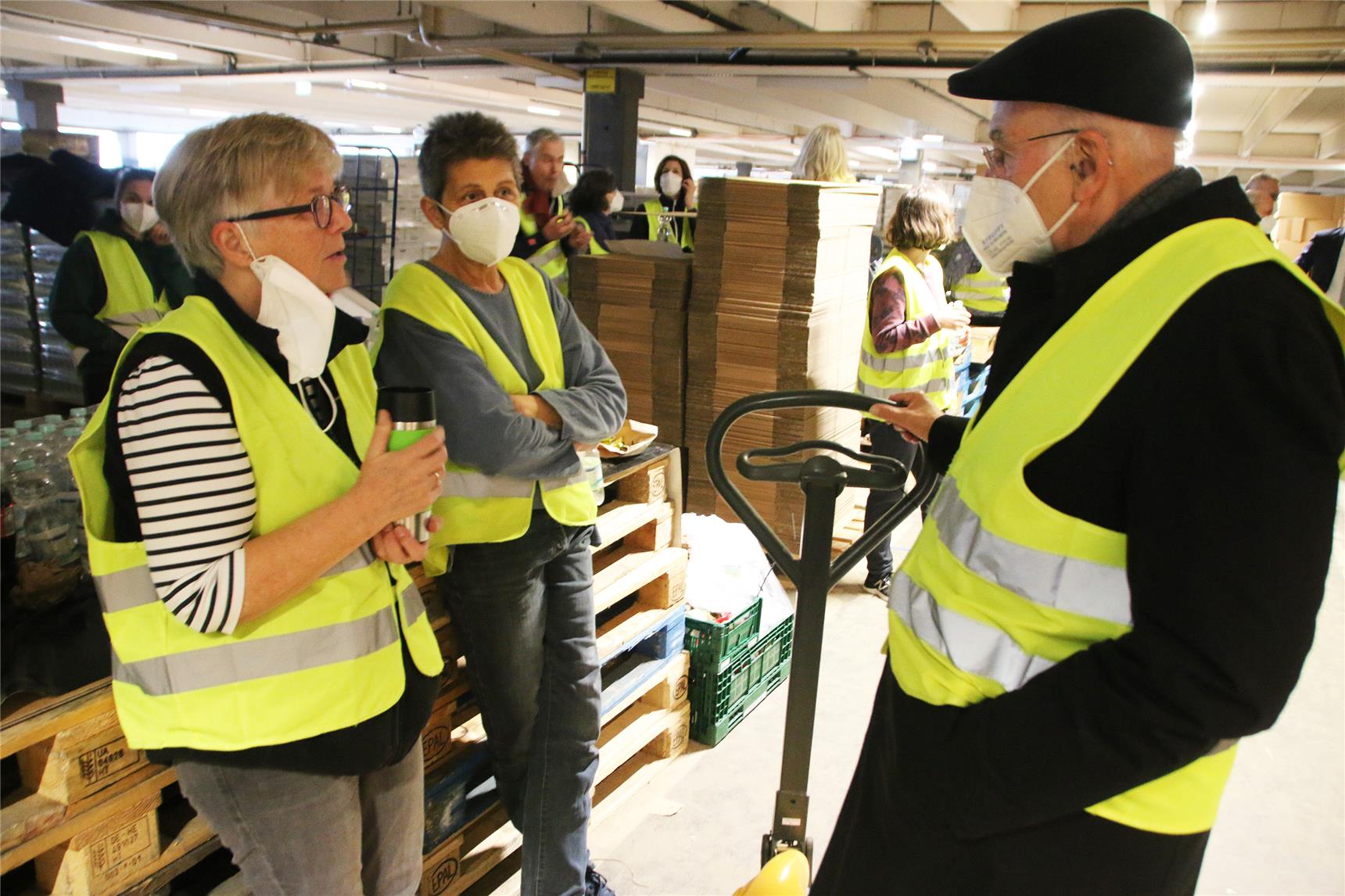 Das Foto zeigt Bischof Felix Genn im Gespräch mit zwei Frauen.
