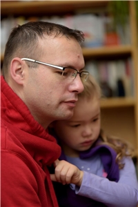 044-2022 IDA-Kampagne Das Foto zeigt einen Mann mit einem kleinen Kind auf dem Arm.