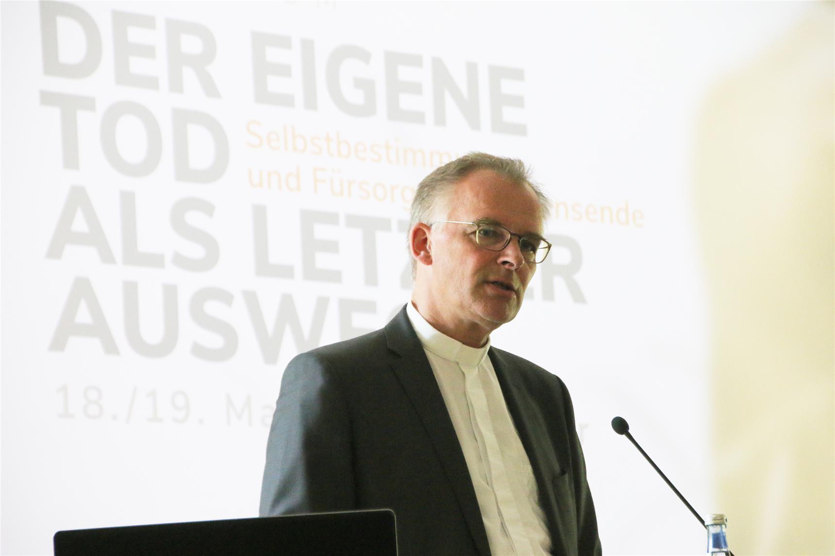 Das Foto zeigt einen Redner am Pult.