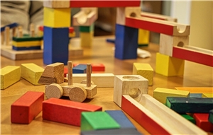 055-2021_Kita-Förderung_Stiftung Das Foto zeigt eine Landschaft aus bunten Holzbauklötzchen.