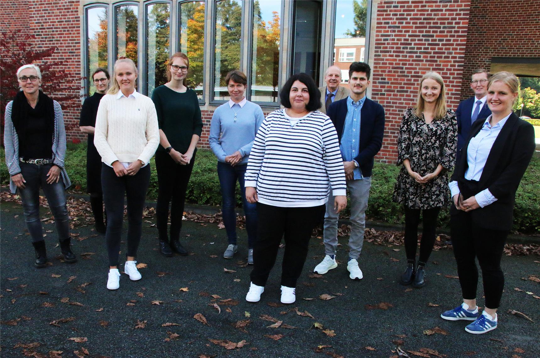 Das Foto zeigt eine Gruppe mit etwa einem Dutzend Menschen.