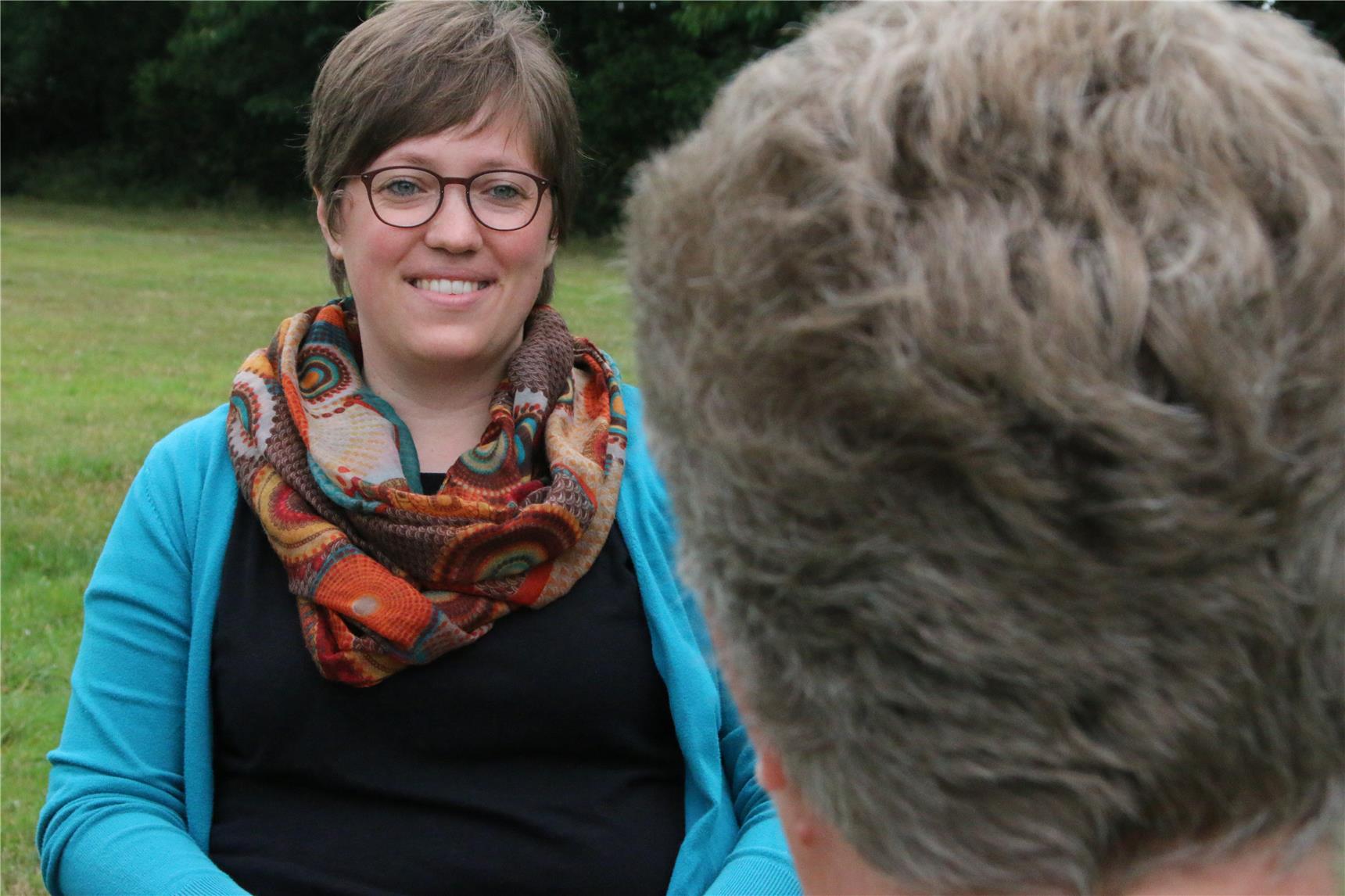 Annegret Müller im Gespräch mit Eva-Maria Jahn (links).