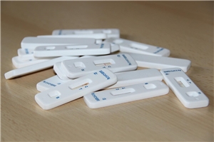 109-2021 Regelchaors-Altenpflege Das Foto zeigt einen kleinen Haufen von Corona-Schnelltests.