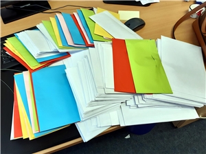 113-2021 youngcaritas-Briefe Das Foto zeigt eine größere Menge bunter Brief ausgebreitet auf einem Tisch.