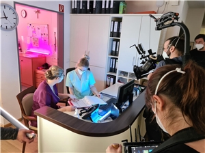 SoCo Sommer 2021 Altehilfe-Film Das Foto zeigt ein Filmteam, das eine Szene an einem Empfangstisch dreht.