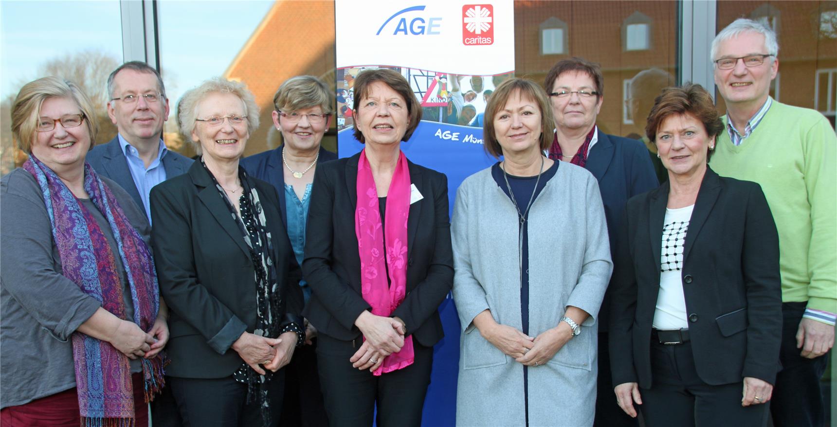 Das Foto zeigt eine kleine Gruppe von Menschen.