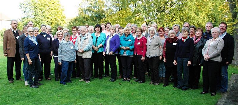 Auf dem Foto steht eine Gruppe Menschen