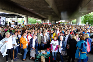 Demonstranten auf einer Kundgebung zur OGS-Kampagne der LAG Demonstranten auf einer Kundgebung zur OGS-Kampagne der LAG vor dem Düsseldorfer Landtag am 12.07.2017