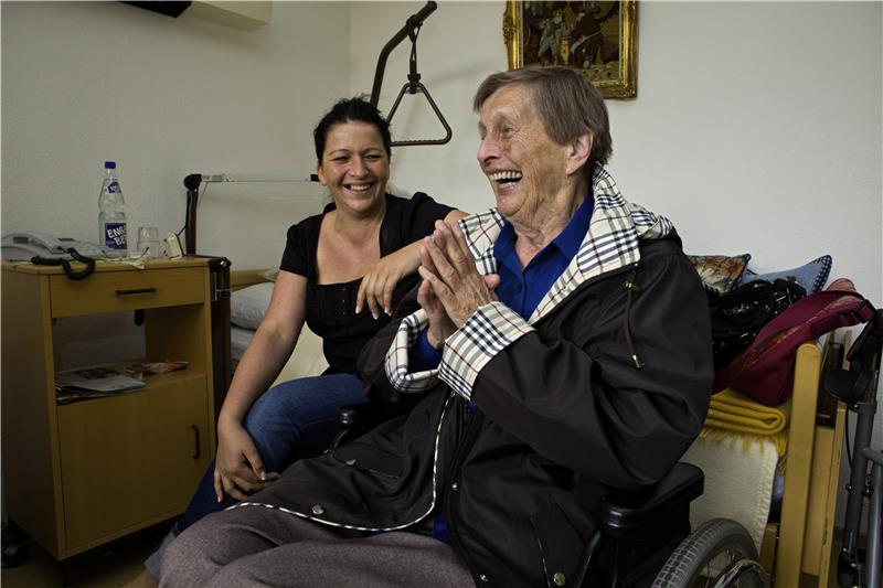 Familienbesuch im Altenpflegeheim