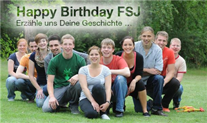 Happy Birthday FSJ Gruppenfoto von Freiwilligendienstleistenden auf einer Wiese. Daneben steht der Satz Happy Bithday FSJ - Erzähle uns Deine Geschichte...