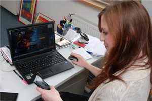 Susanne Schulte an ihrem Arbeitsplatz Susanne Schulte, zuständig für Projekt 2.0 Exit, sitzt an ihrem Arbeitsplatz und blickt auf ihr Smartphone