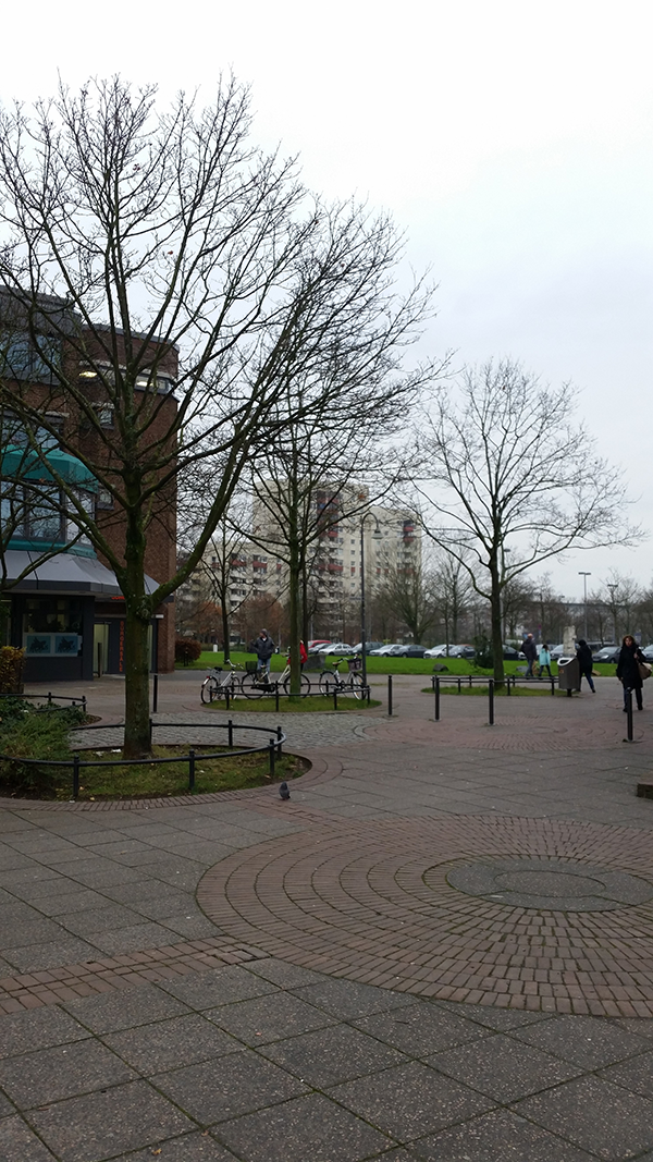 Eine Parkanlage innerhalb einer Plattenbausiedlung in Köln-Chorweiler
