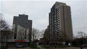 Plattenbauten mit Parkanlage Zwei Wohnblöcke mit Plattenbauten in Köln-Chorweiler, vor dem sich eine kleine Parkanlage befindet. Auch ist die Filiale eines Elektronikhandels zu sehen.