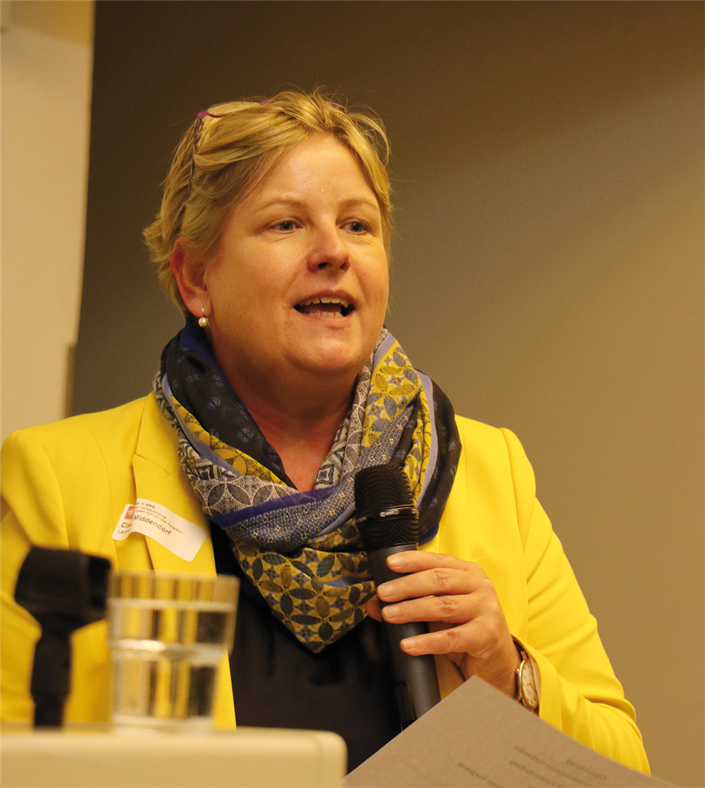 Claudia Middendorf steht bei der Fachtagung der Patientenfürsprechenden am 17.09.2019 in Essen vor einem Pult und hält einen Vortrag