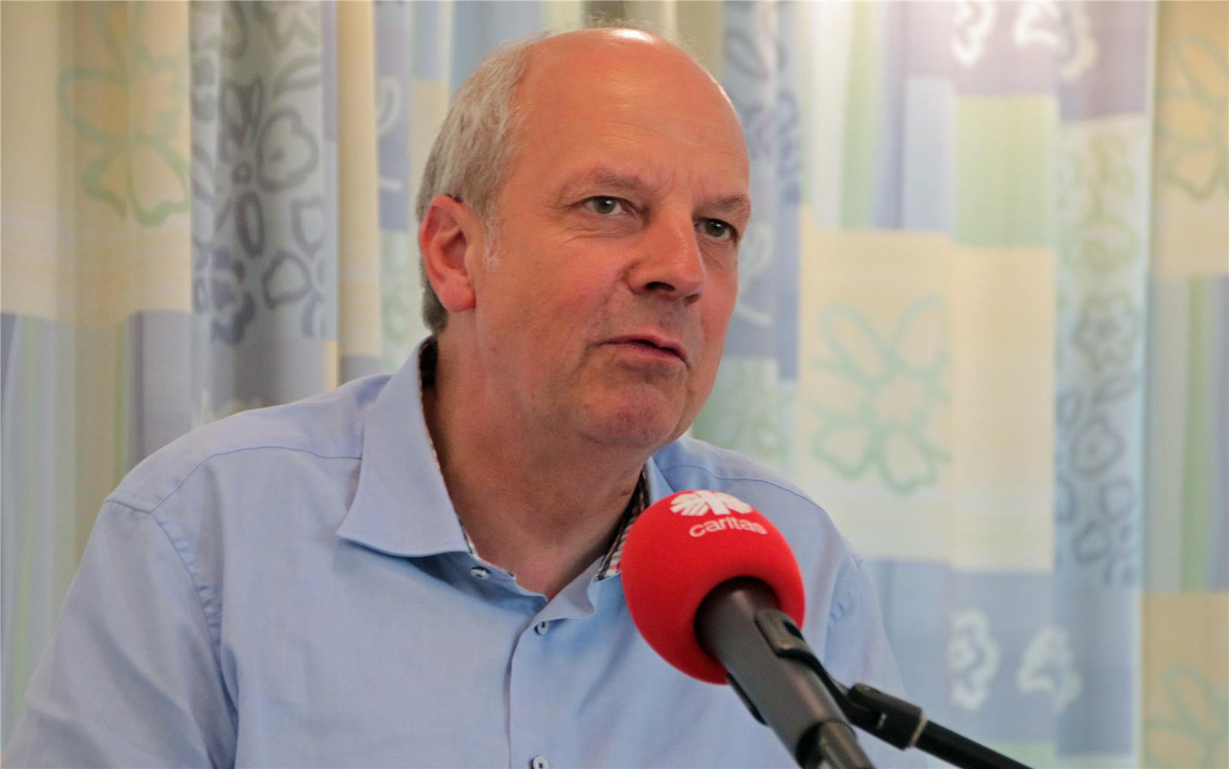 Diözesan-Caritasdirektor Heinz-Josef Kessmann (Münster) spricht in ein rotes Mikro