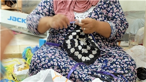 Upcycling in Ägypten Detailaufnahme einer Flechtarbeit aus Plastik