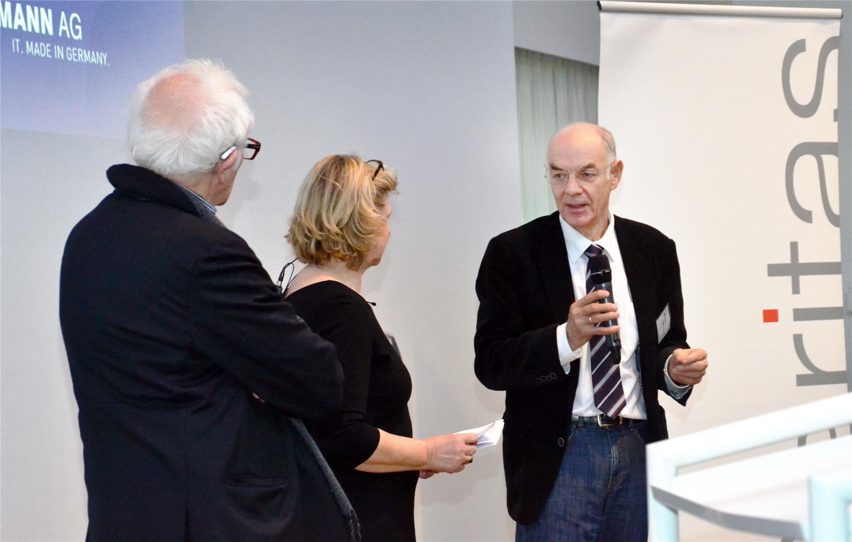 Prof. nehen in der Diskussion mit Tagungsteilnehmern