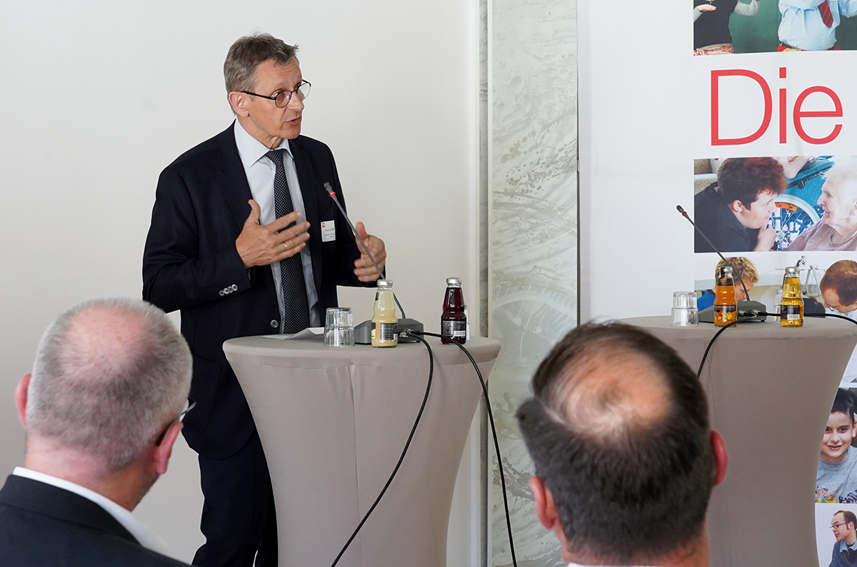 Dr. Frank Joh. Hensel bei seiner Begrüßung bei der internen Verbands-Arena zur Debatte um einem Sozialen Pflichtdienst in der Kommende Dortmund