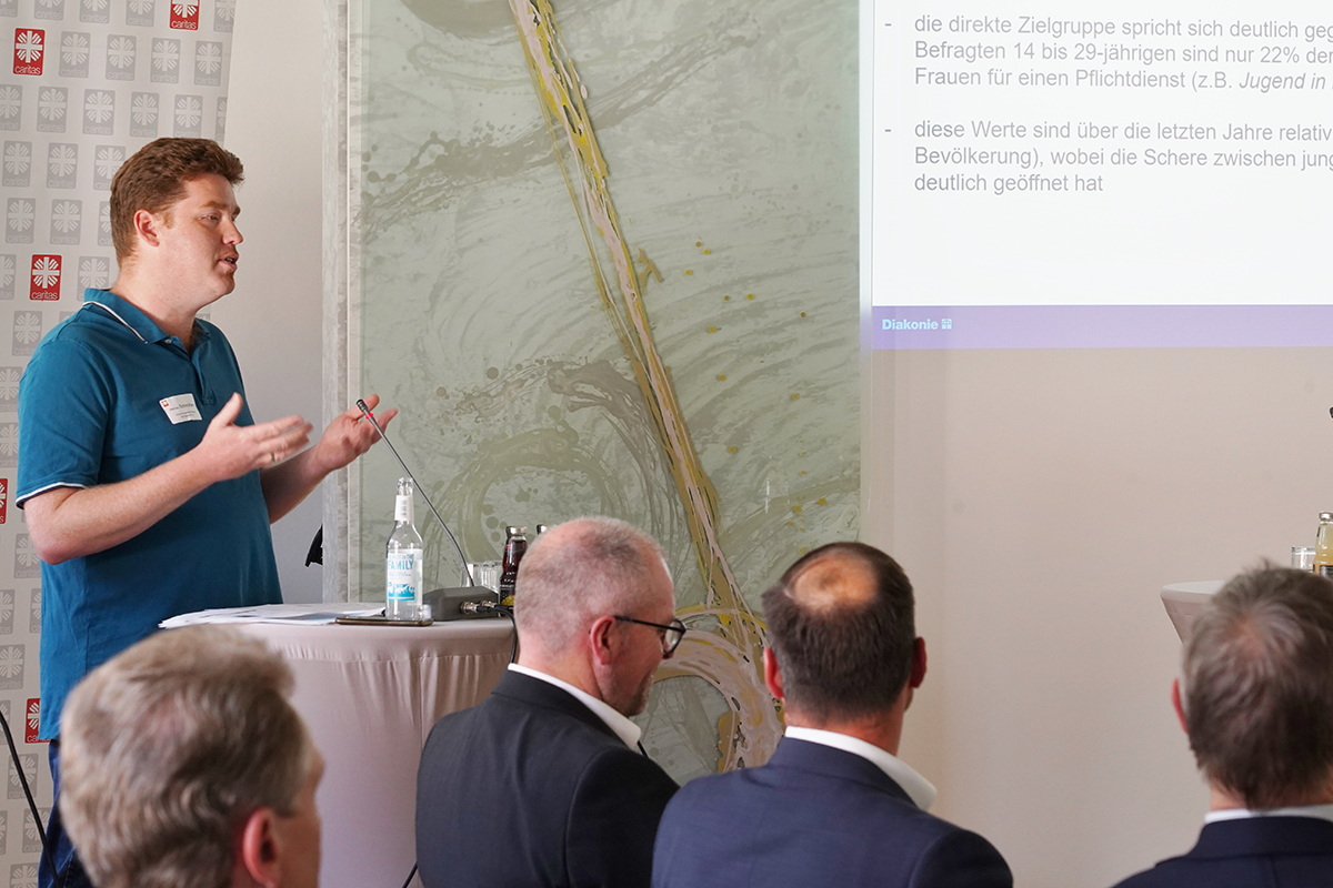 Mathias Schmitten bei seinem Vortrag bei der internen Verbands-Arena zur Debatte um einem Sozialen Pflichtdienst in der Kommende Dortmund