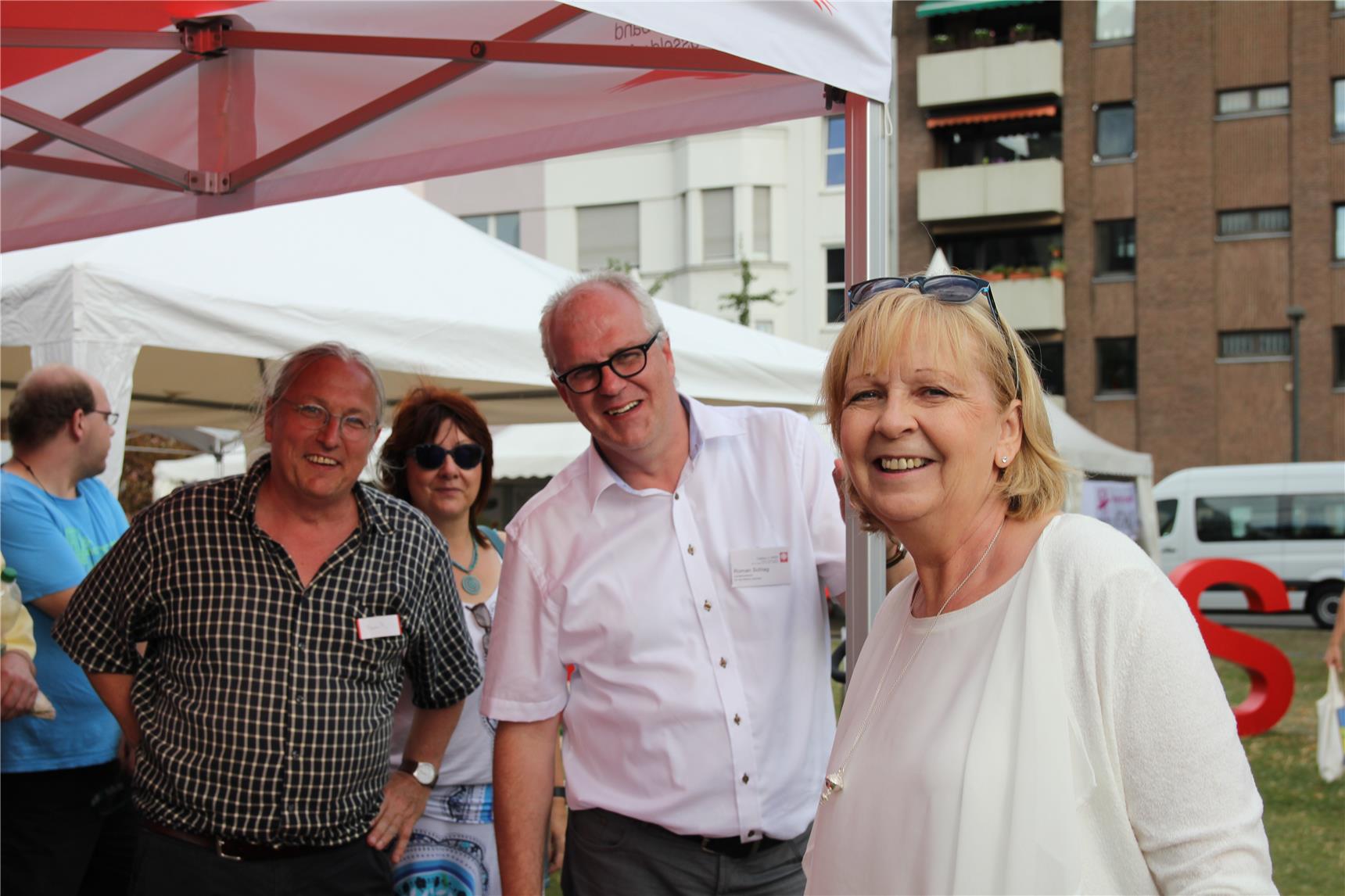 MP Kraft am Caritas-Stand