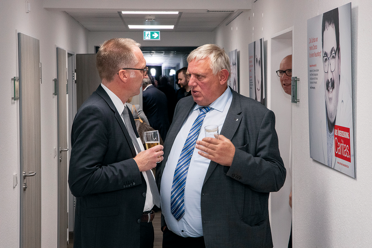 Minister Karl-Josef Laumann und Klaus Goedereis in einer Gesprächssituation auf dem Parlamentarischen Abend der Caritas in NRW am 19.09.2019 in Düsseldorf