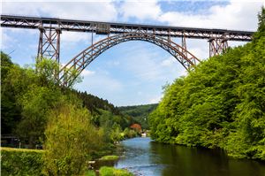 Müngstener Brücke in Solingen Die Müngstener Brücke (stählernde Bogen-/Eisenbahnbrücke) in Solingen, unter der die Wupper durchfließt. Die Uferseiten sind dicht bewachsen, im Hintergrund ist das Restaurant 'Haus Müngesten' zu sehe