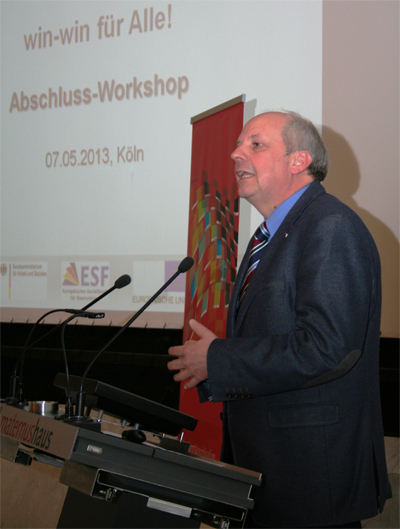 Diözesan-Caritasdirektor Heinz-Josef Kessmann steht bei der Abschlussveranstaltung von win-win für alle in Köln an einem Podium und hält eine Rede