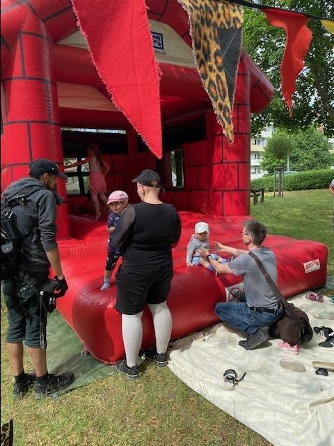 Menschen vor einer Hüpfburg