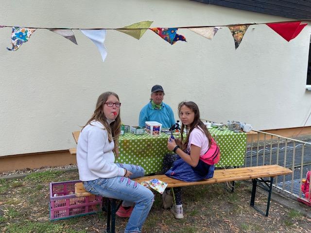 Menschen an einem Tisch