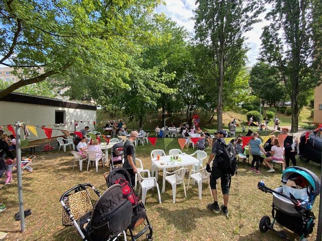 Festwiese mit bunten Wimpelketten