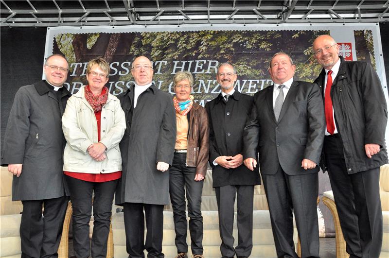Gruppenbild mit Erzbischof