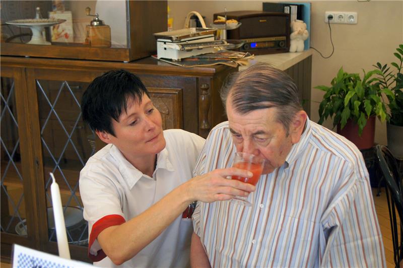 „Cafébetreiberin“ Patricia Schmidt hilft auch, wenn Bewohner nicht mehr selbstständig trinken können.
