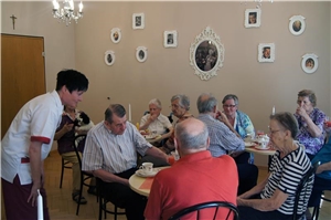 Guter Kaffee, köstlicher Kuchen und die Wände mit Bildern aus alten Zeiten geschmückt: Das Café zur blauen Lilie ist ein beliebter Anlaufpunkt der Hausbewohner. Patricia Schmidt (stehend links) hatte die Idee hierzu. Guter Kaffee, köstlicher Kuchen und die Wände mit Bildern aus alten Zeiten geschmückt: Das Café zur blauen Lilie ist ein beliebter Anlaufpunkt der Hausbewohner. Patricia Schmidt (stehend links) hatte