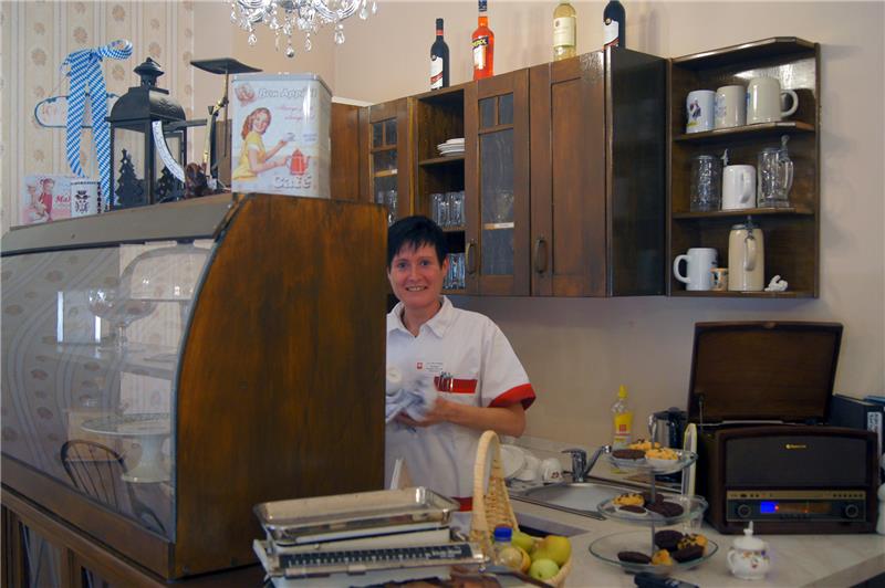 Das Café wirkt wie aus einer anderen Zeit: Patricia Schmidt hinter der antiken Kuchentheke.