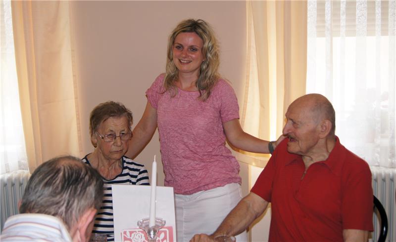 Heimleiterin Silvia Haseneder (Bildmitte) freut sich über die gute Annahme des Cafés durch ihre Bewohner. Sie schaut beinahe täglich hier vorbei und unterhält sich mit den Bewohnern.