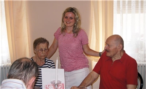 Heimleiterin Silvia Haseneder (Bildmitte) freut sich über die gute Annahme des Cafés durch ihre Bewohner. Sie schaut beinahe täglich hier vorbei und unterhält sich mit den Bewohnern. Heimleiterin Silvia Haseneder (Bildmitte) freut sich über die gute Annahme des Cafés durch ihre Bewohner. Sie schaut beinahe täglich hier vorbei und unterhält sich mit den Bewohnern.