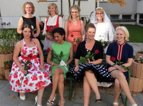 Die Mitarbeiterinnen selbst ließen sich zum Jubiläum einiges einfallen und präsentierten Mode aus den 60er Jahren.