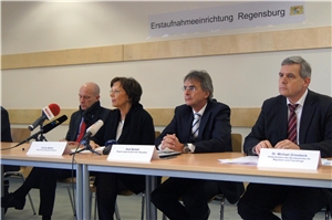 Die Erstaufnahmeeinrichtung für Asylbewerber in Regensburg ist nun offiziell eine eigenständige Einrichtung. Das gaben OB Joachim Wolbergs, Sozialministerin Emilia Müller, Regierungspräsident Axel Bartelt und BAMF-Vize Dr. Michael Griesbeck (v.l.n.r.) auf der anschließenden Pressekonferenz bekannt. Die Erstaufnahmeeinrichtung für Asylbewerber in Regensburg ist nun offiziell eine eigenständige Einrichtung. Das gaben OB Joachim Wolbergs, Sozialministerin Emilia Müller, Regierungspräsident Axel Bartelt und BAMF-Vize Dr. Michael Griesbeck (v.l.n.r.) auf der anschließenden Pressekonferenz bekannt.